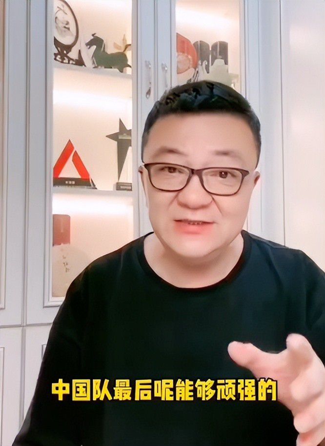 自己的父母就葬在不远处这片宏伟陵墓群的其中一座，只需迈上这一百多级石阶，自己就可以到父母的坟前祭奠，圆了十八年来最大的梦想。